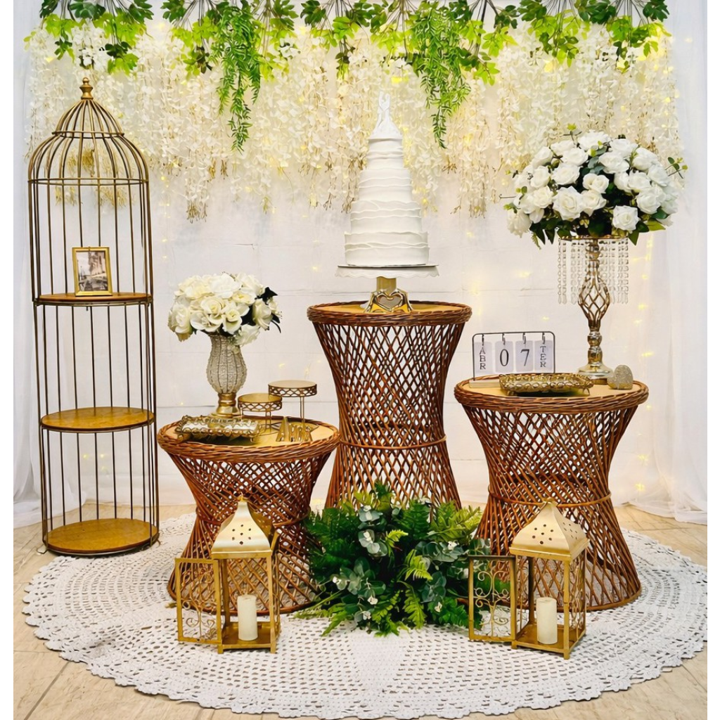 Decoração de casamento montada com arco floral e mesa posta