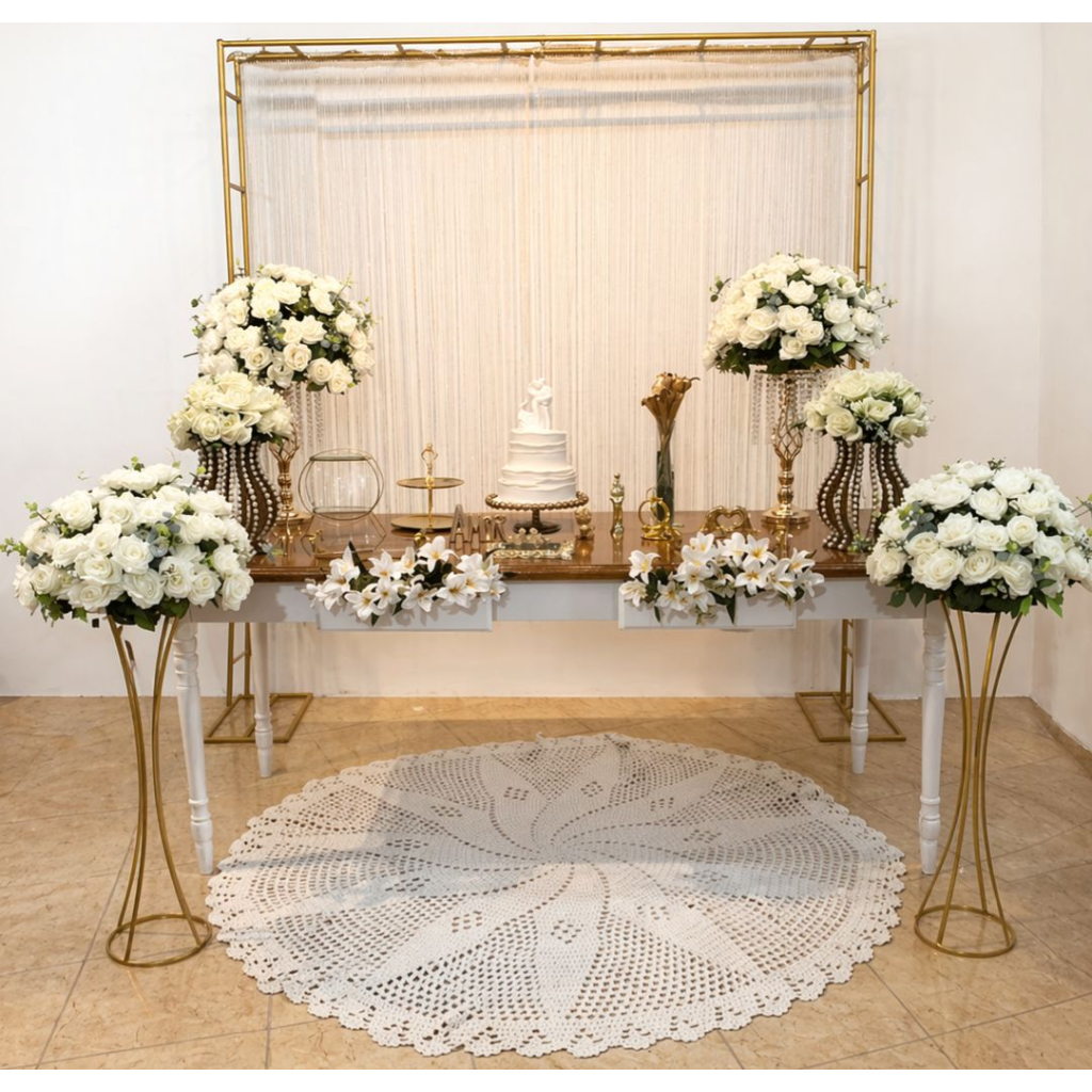 Decoração de casamento com painel e mesa central