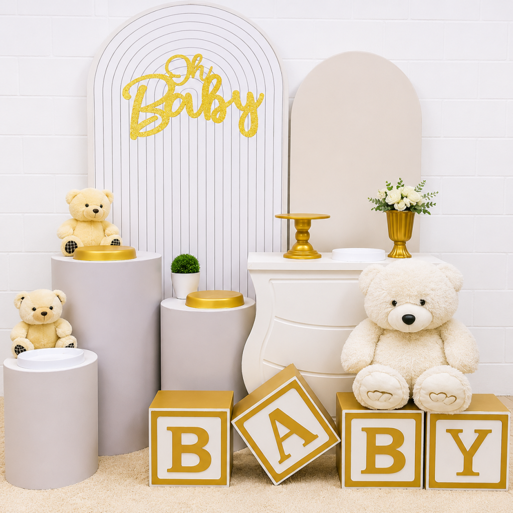 Decoração de chá de bebê em branco e dourado