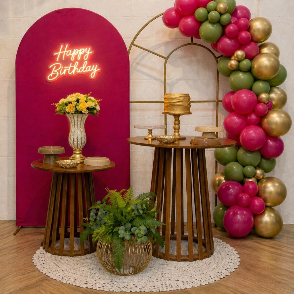 Decoração com janela rústica e flores