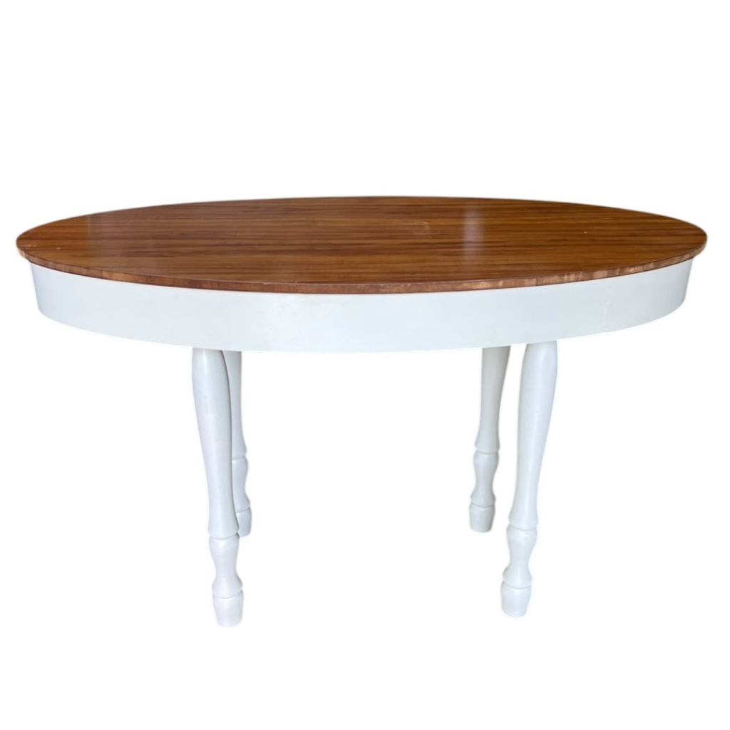 Mesa oval branca com tampo de madeira